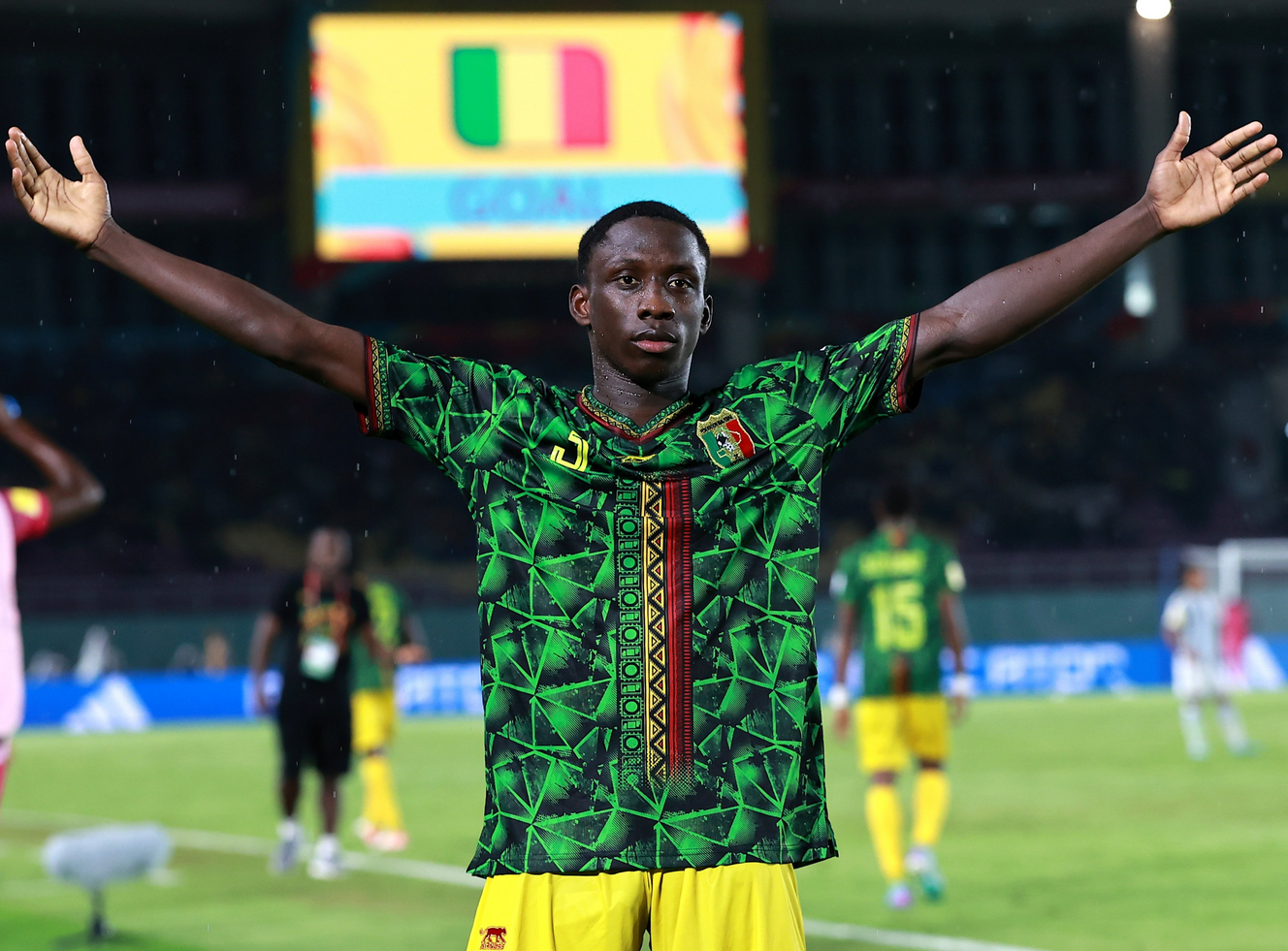 包含上海海港发布备战花絮；清晨再遭质疑；意大利杯任务艰巨；球探报告显示潜力的词条