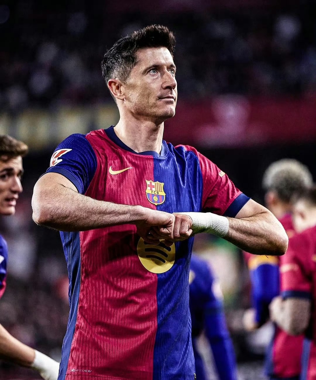 赛前中超焦点战；拜仁慕尼黑绝杀压哨；气氛紧张；身体对抗强度拉满